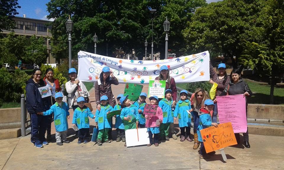 Marcha por los derechos del niño en la plaza con lienzo de la escuela