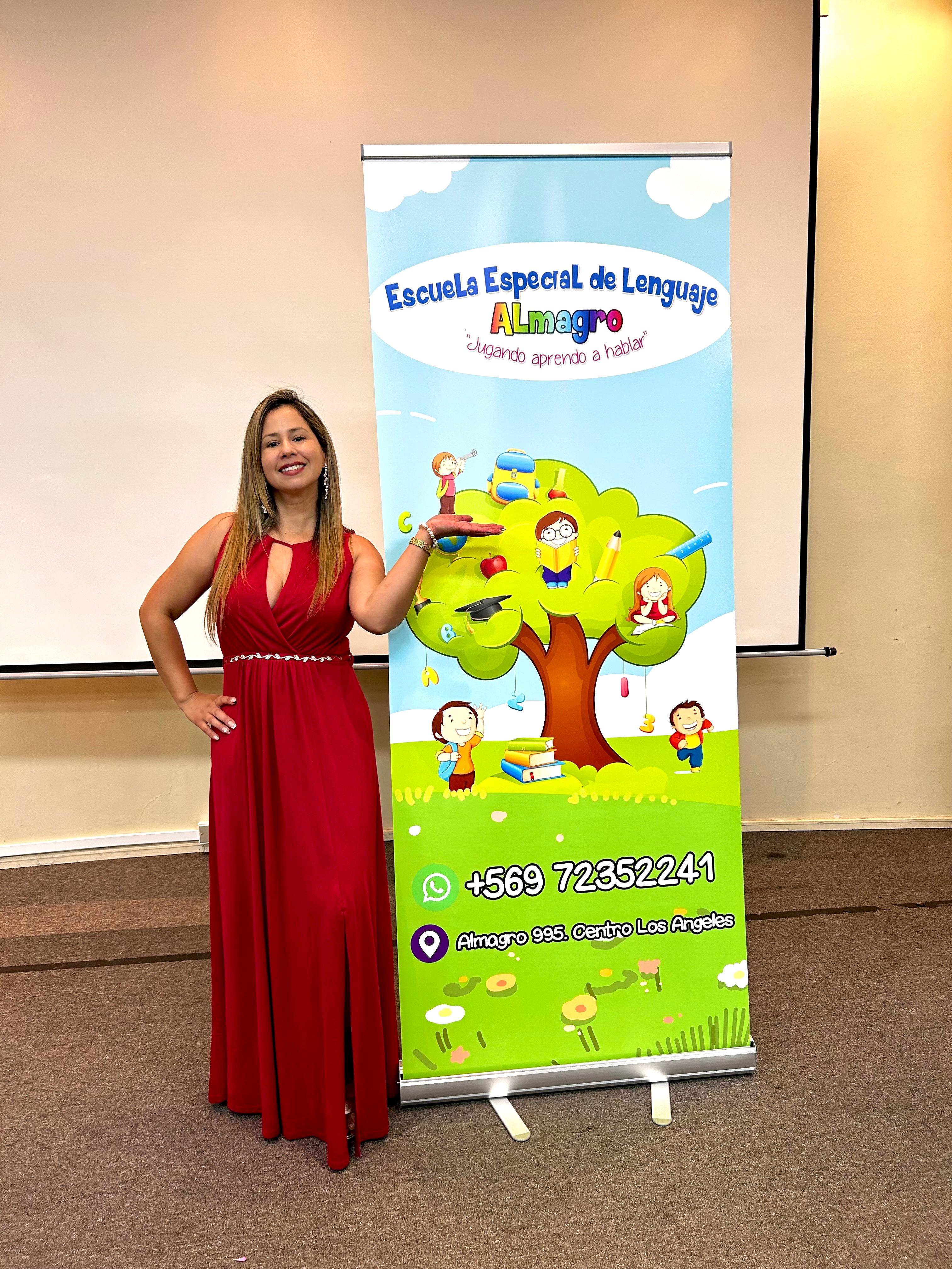 Arlette Soto Vallejos, directora y sostenedora de la Escuela de Lenguaje Almagro, junto al pendón de la escuela