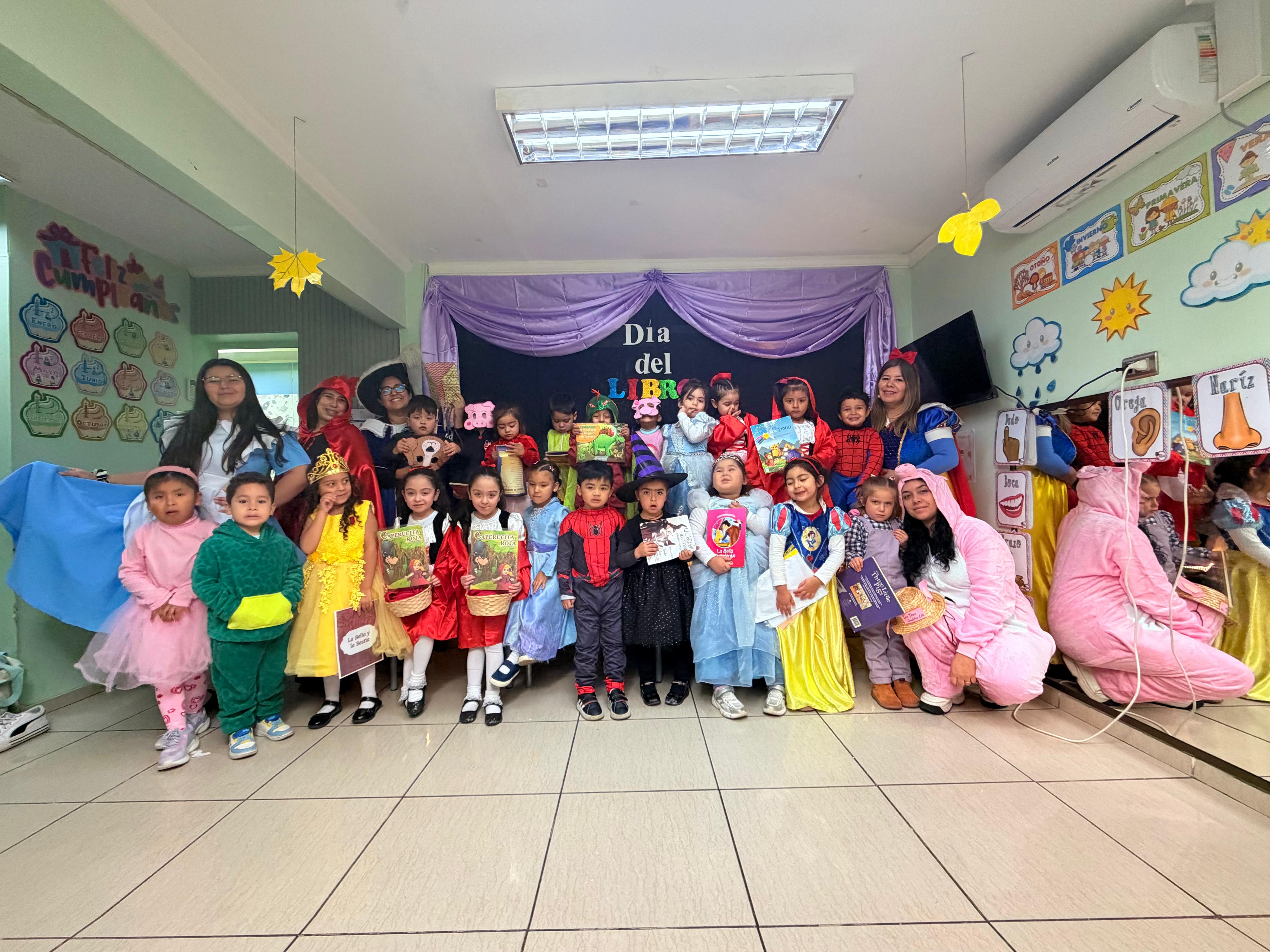 Celebración del Día del Libro con niños disfrazados de personajes