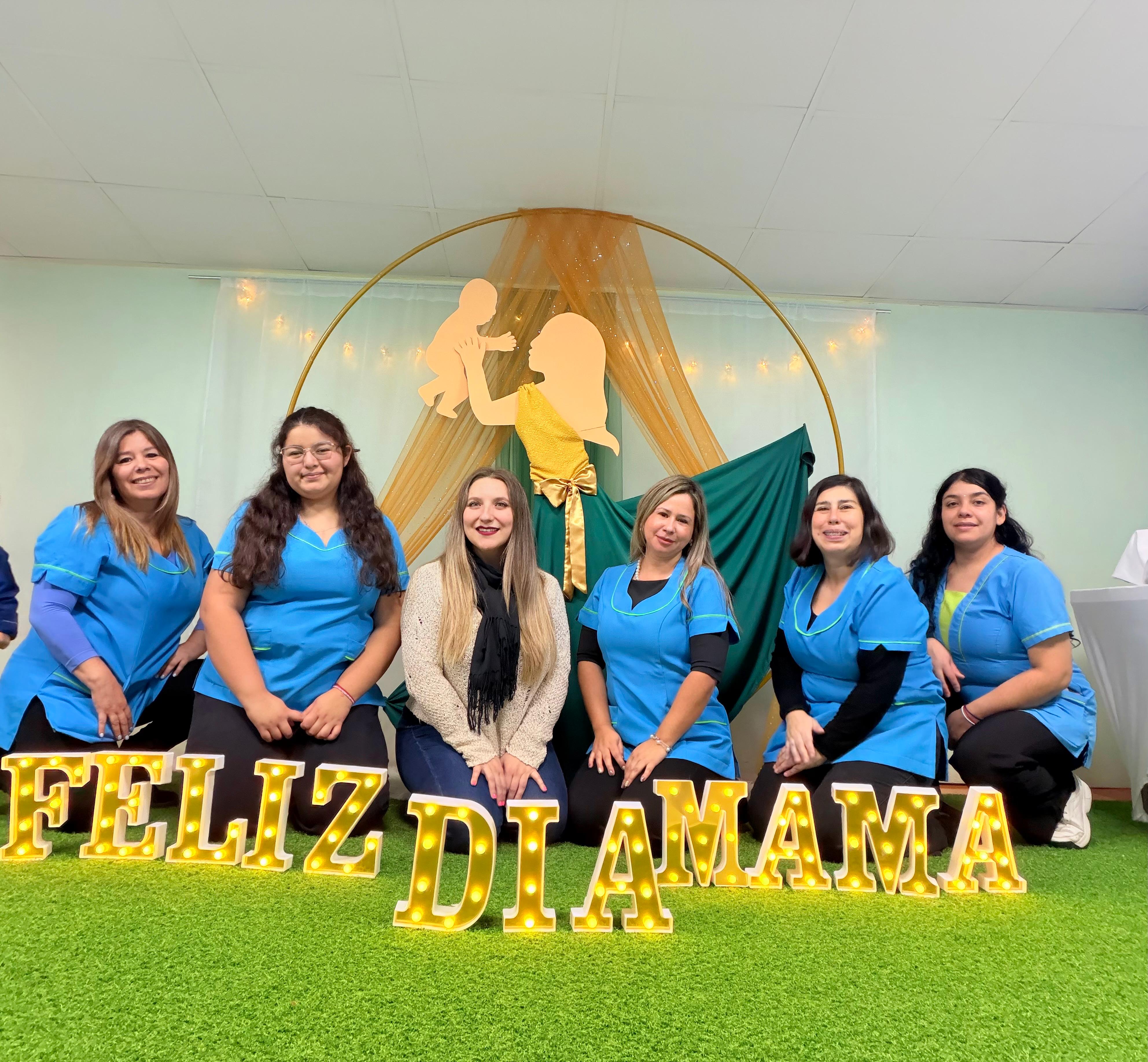 Equipo de la Escuela de Lenguaje Almagro celebrando el Día de la Mamá