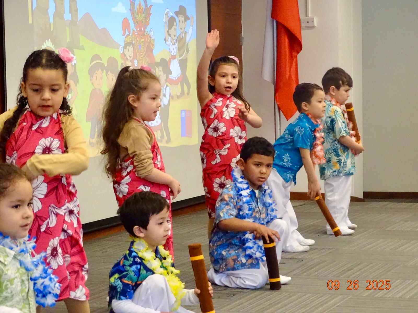 Niños con trajes de Rapa Nui bailando con instrumentos